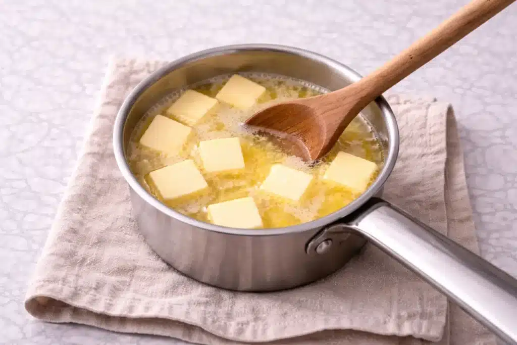 Mantequilla de CBD: cómo prepararla 32 Mantequilla natural y agua en una cazuela