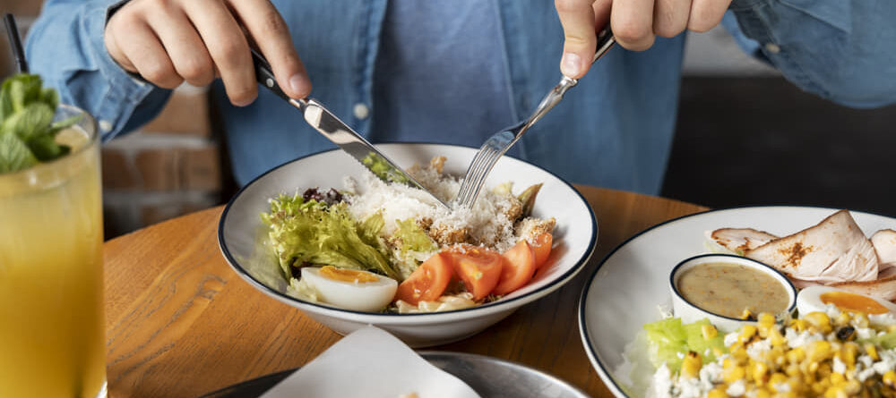 Hombre almorzando solo - CBD antes o después de comer.