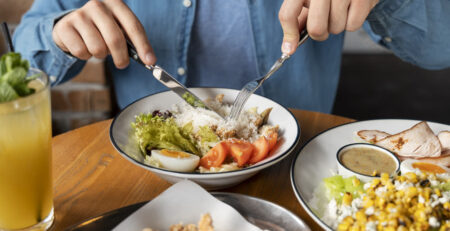 Hombre almorzando solo - CBD antes o después de comer.