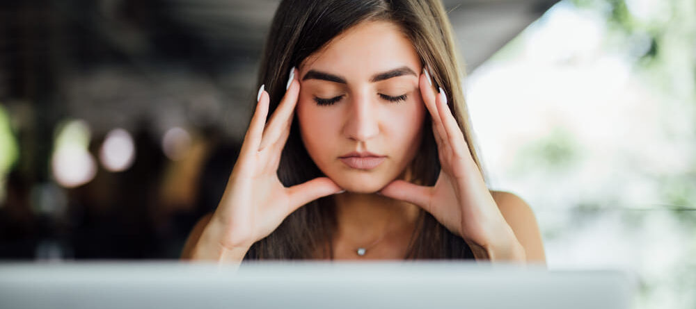 CBD para estudiar. Chica estresada frente al ordenador