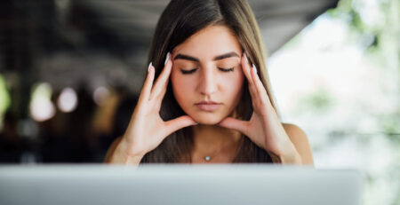 CBD para estudiar. Chica estresada frente al ordenador